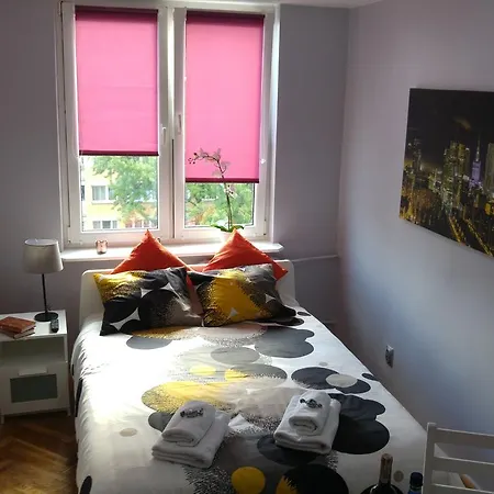 Hostel Rent0nline Niepodleglosci Metro