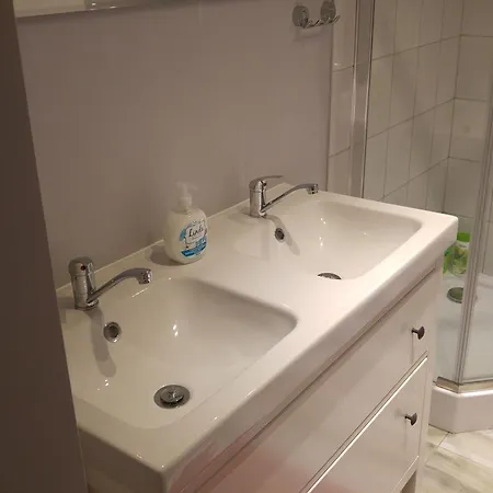 Hostel Rent0nline Niepodleglosci Metro