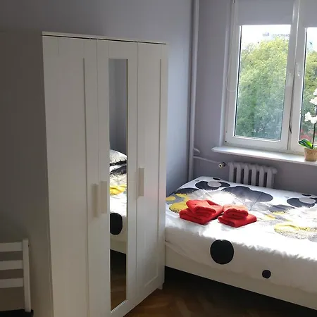Hostel Rent0nline Niepodleglosci Metro Varsó