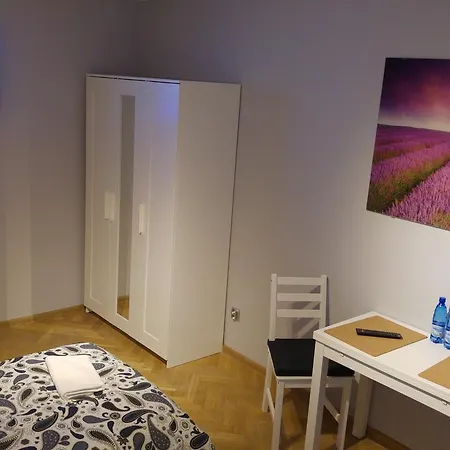 Rent0nline Niepodleglosci Metro Hostel *